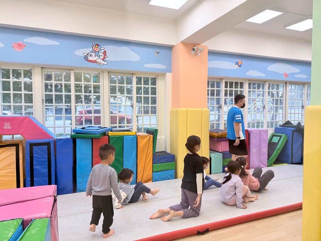飛奇兒新竹建功館評價|清大商圈兒童運動課程,小朋友做體操放電推薦